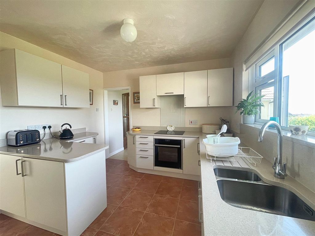 Property photo 3 of 28 Kitchen
