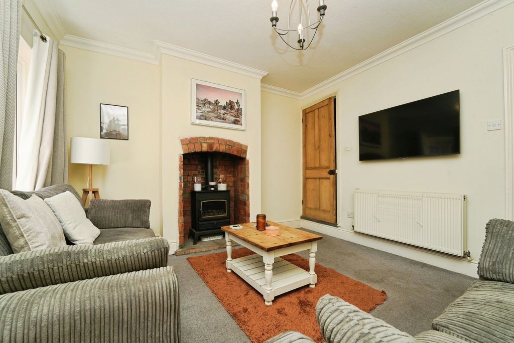 Property photo 3 of 17 Lounge
