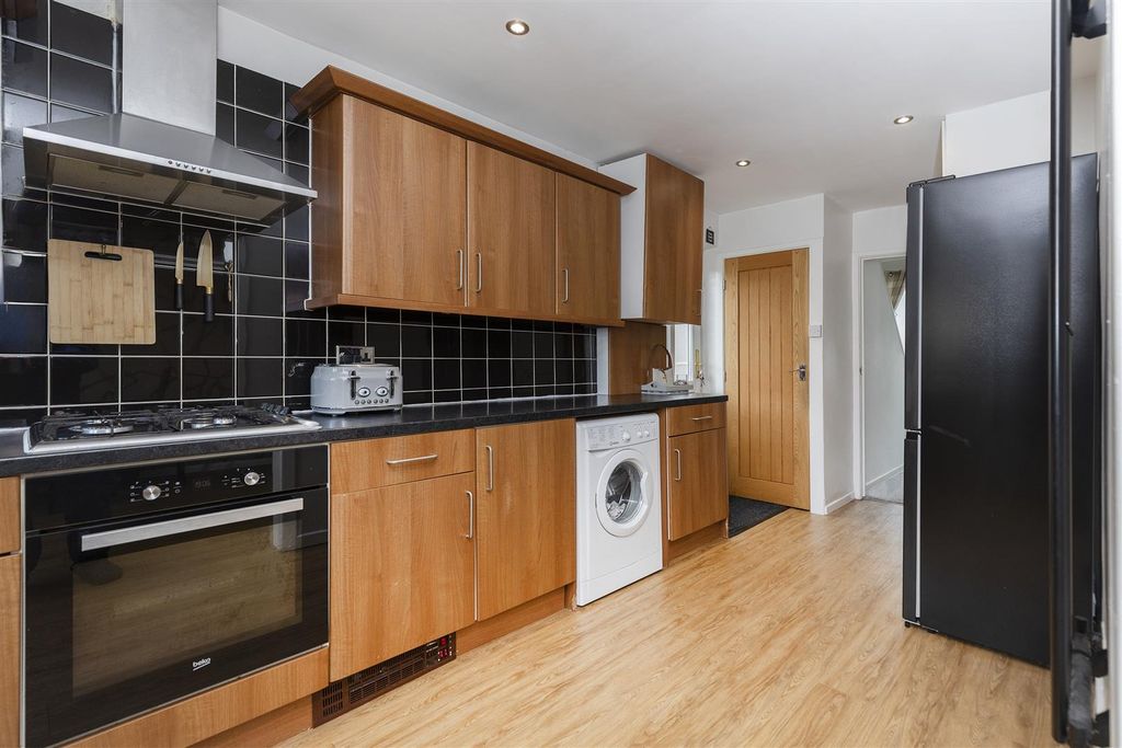 Property photo 3 of 33 Kitchen