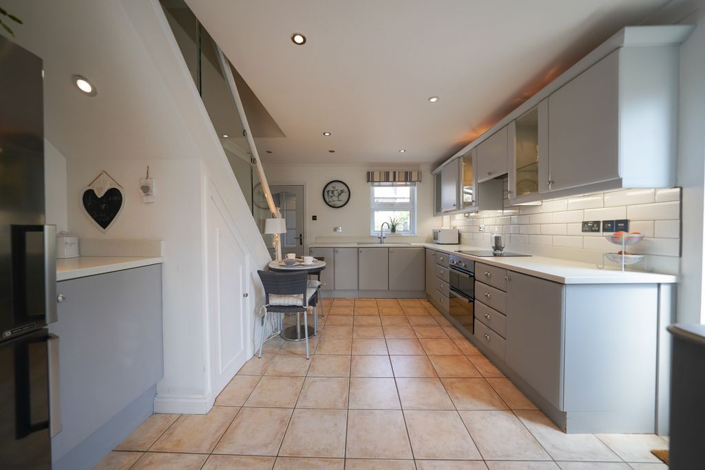 Property photo 3 of 25 Kitchen/Breakfast Area