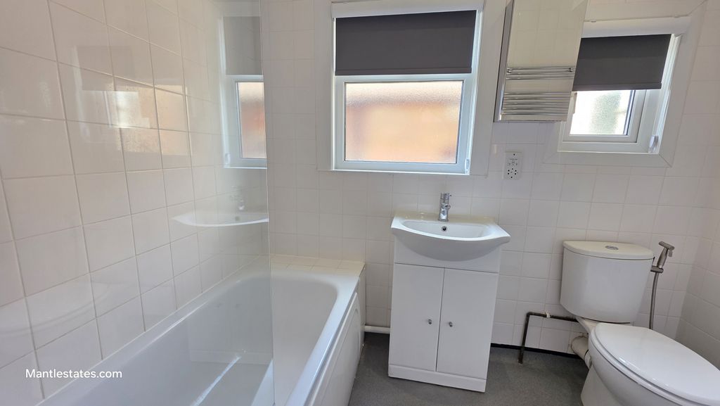 Property photo 3 of 10 Bathroom