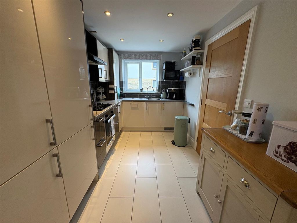 Property photo 2 of 23