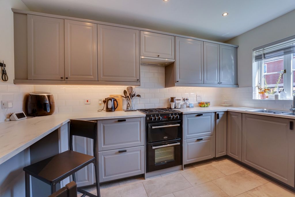 Property photo 3 of 12 Kitchen Breakfast Room