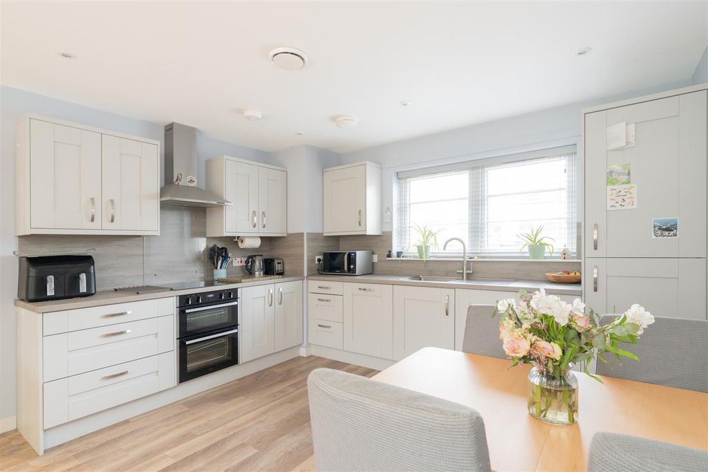 Property photo 3 of 13 25_Poynder_Gardens-5.Jpg