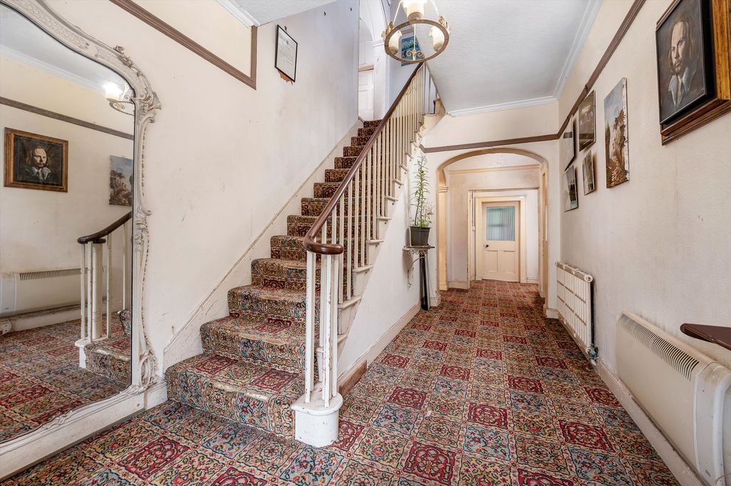 Property photo 3 of 18 Entrance Hall