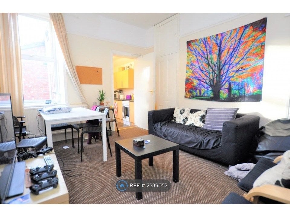 Property photo 1 of 7 Living Room