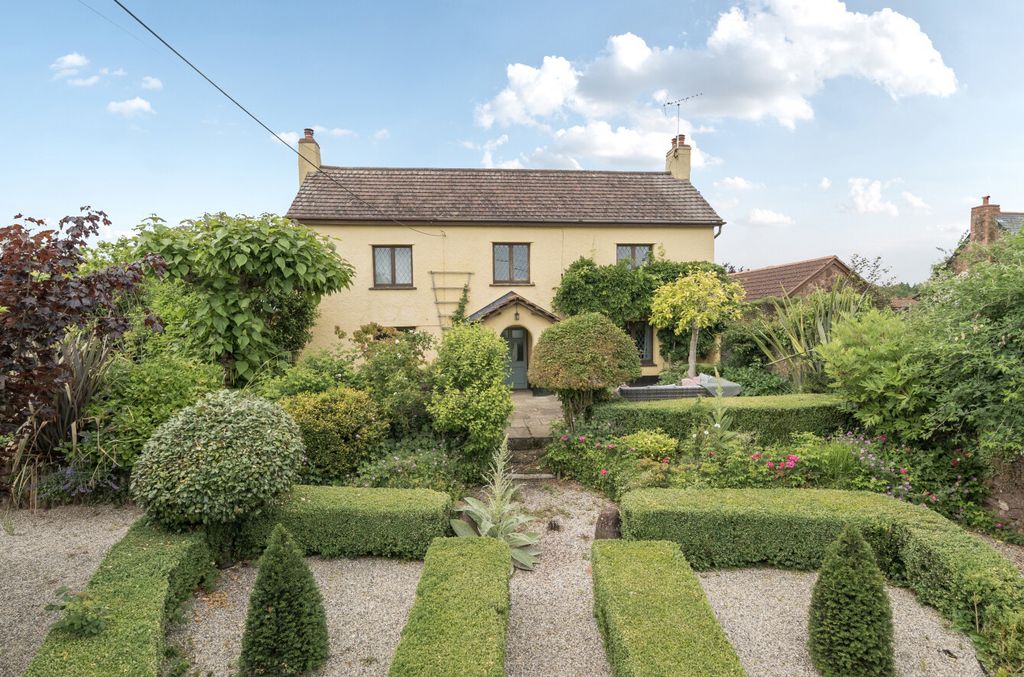 Property photo 1 of 28 Sampford Peverell