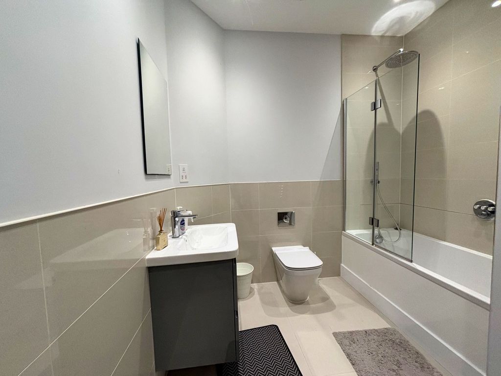 Property photo 3 of 9 Bathroom