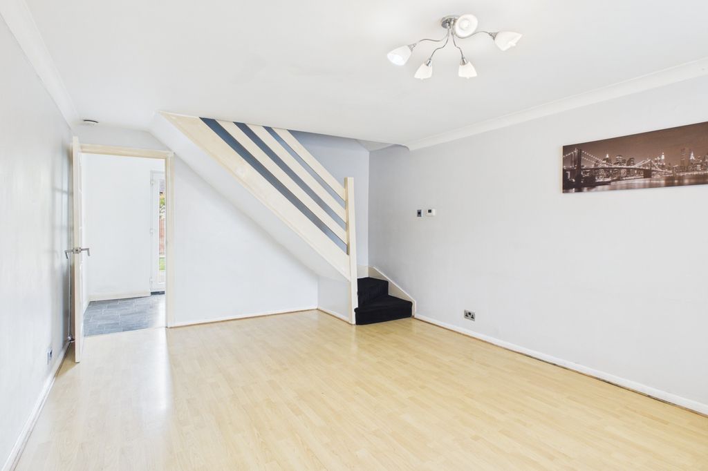 Property photo 3 of 15 Cam02519G0-Pr0440-Still001
