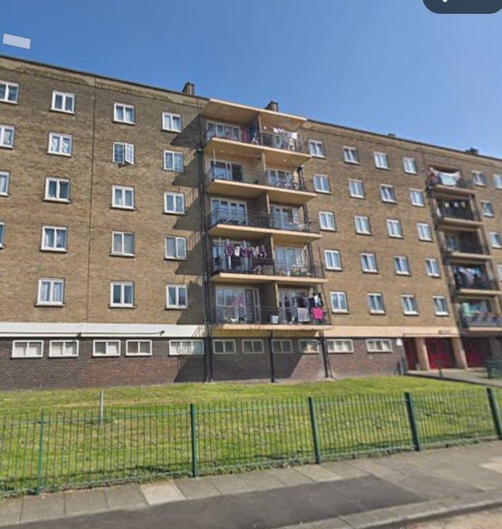 Property photo 1 of 10 3-Bed Flat Canberra Square, Tilbury Rm18