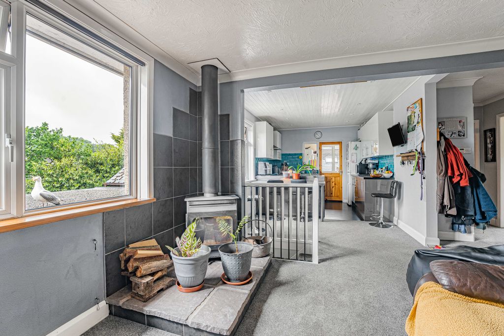 Property photo 2 of 31
