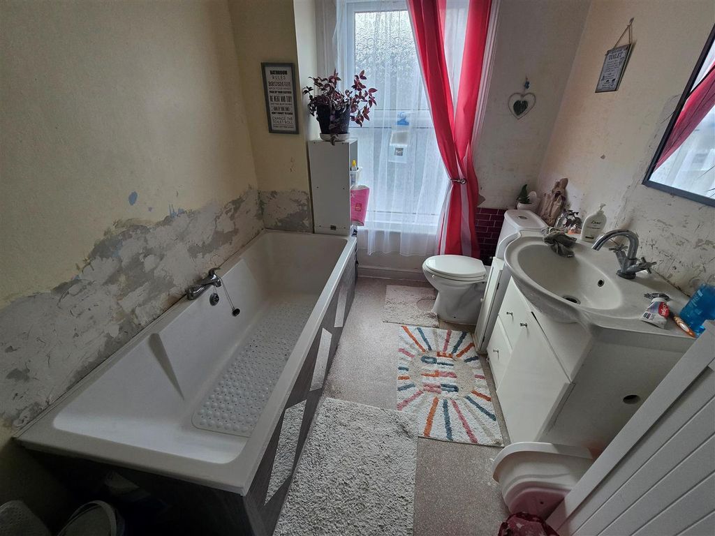 Property photo 3 of 4 Bathroom.Jpg