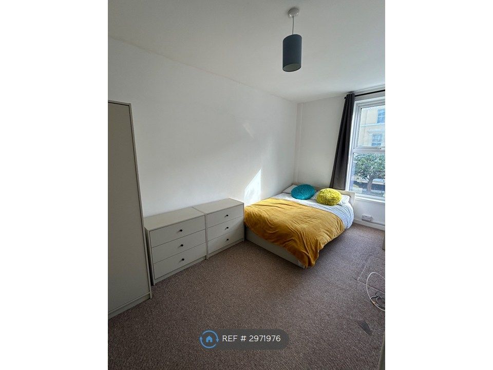 Property photo 1 of 13 Room 5