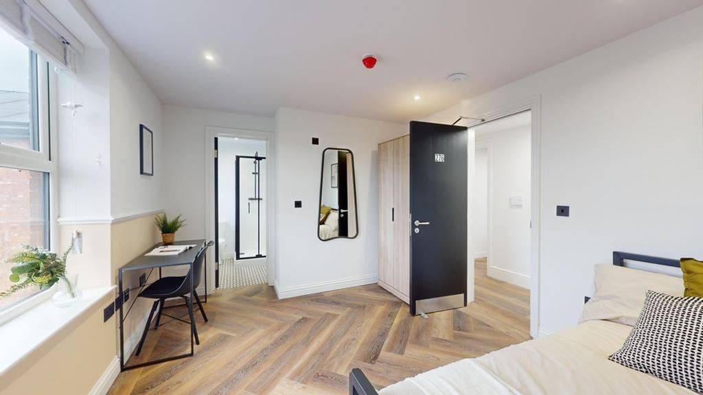Property photo 2 of 18 A Bright And Spacious Double Bedroom Featuring Mod...