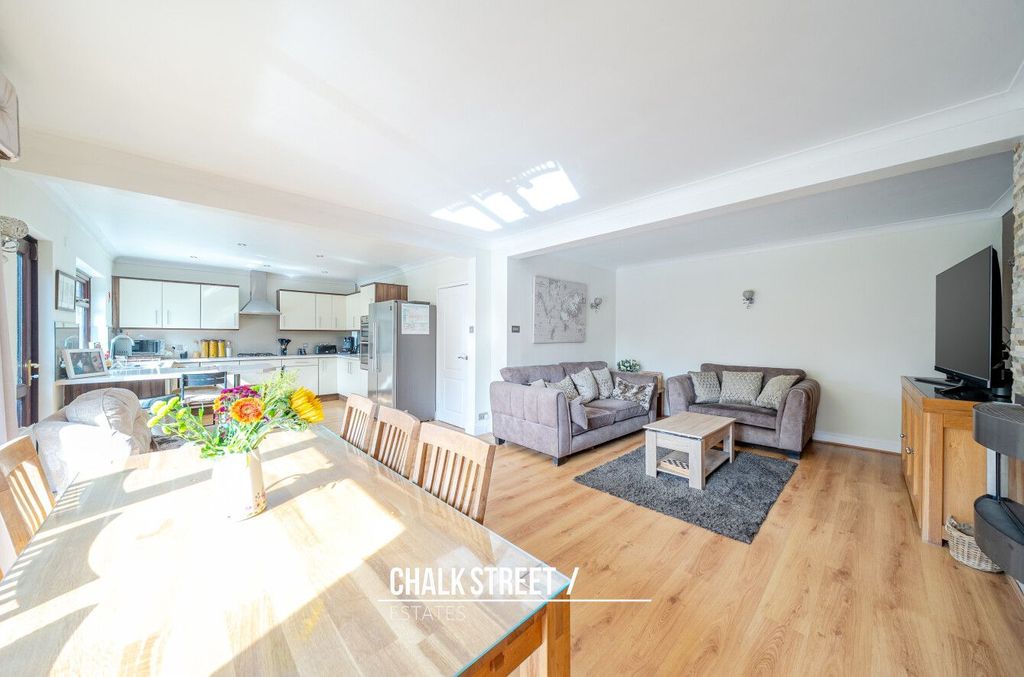 Property photo 2 of 27