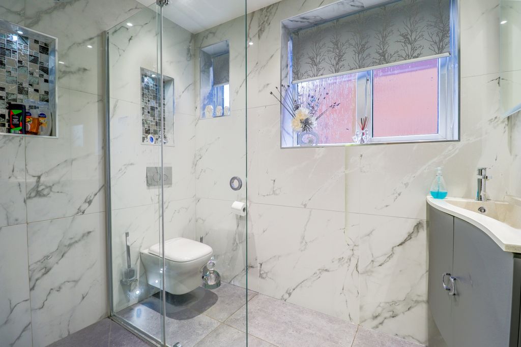 Property photo 2 of 14 Bathroom