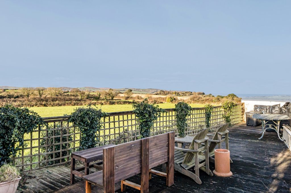 Property photo 2 of 28 2 - 1395261-9-695Ceee...