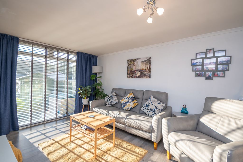 Property photo 2 of 16 Lounge