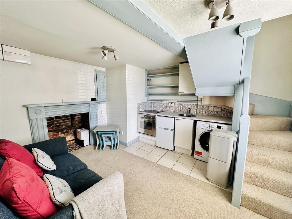 Property photo 1 of 8 Living Room/Kitchen