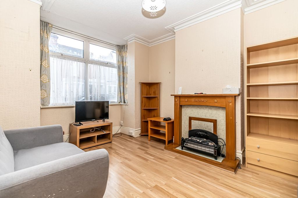 Property photo 2 of 17