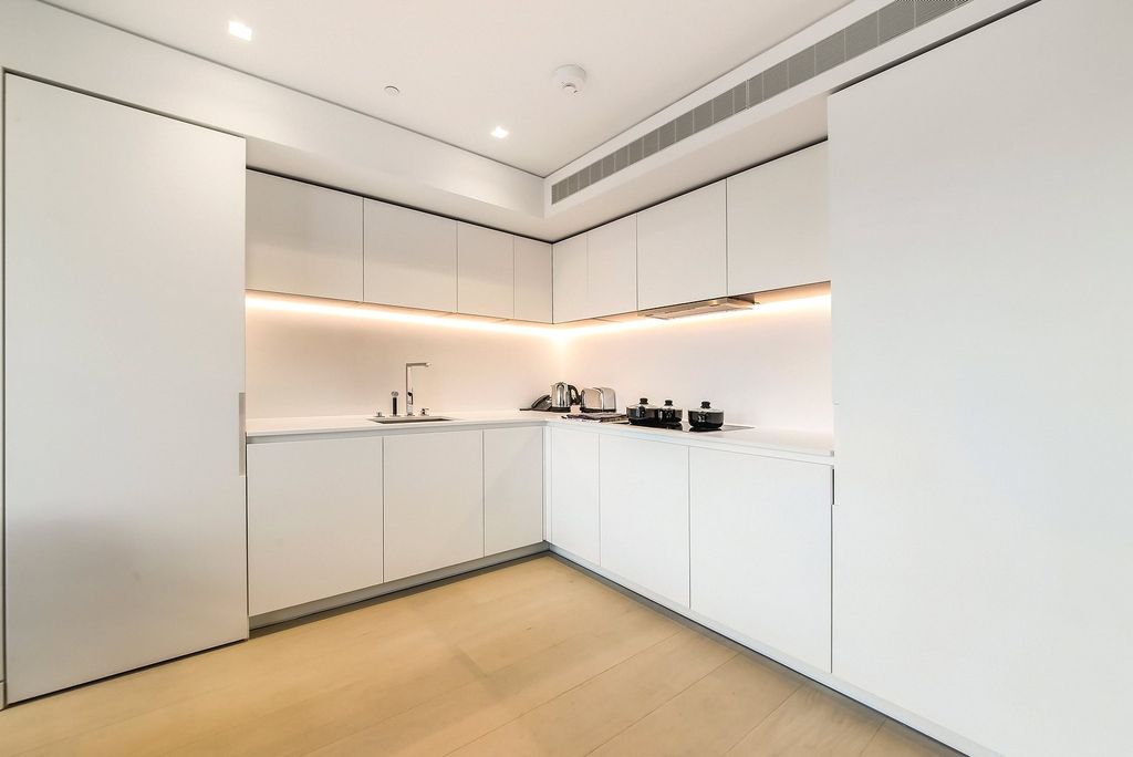 Property photo 3 of 13 Centre Point