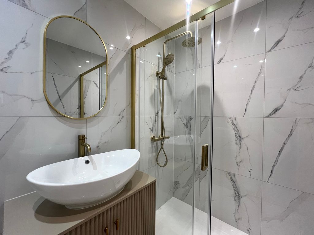 Property photo 1 of 7 Bathroom