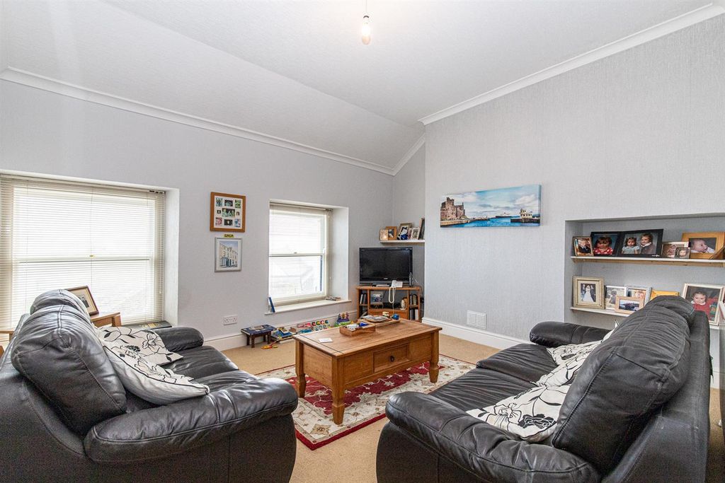Property photo 2 of 32