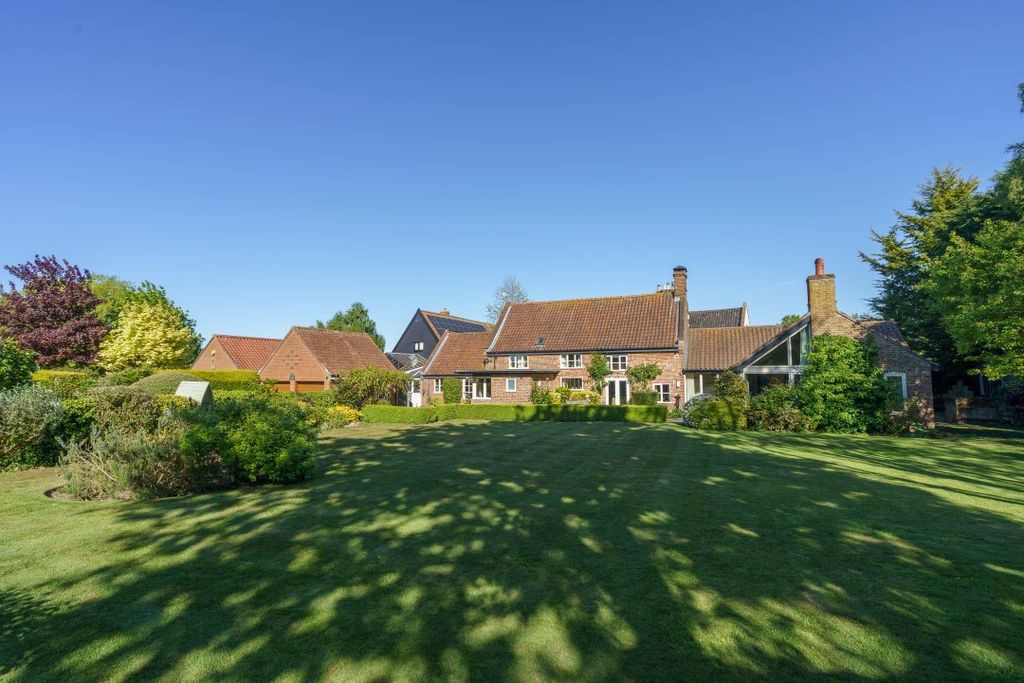 Property photo 1 of 32 Iq_00320