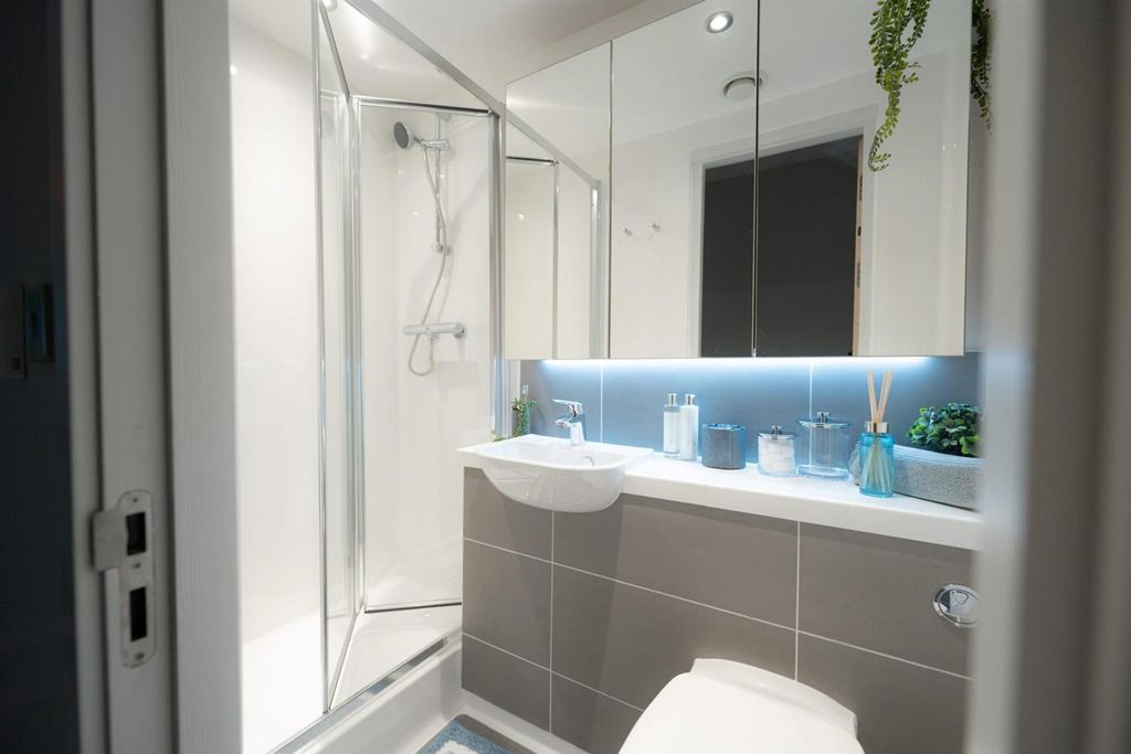 Property photo 1 of 32