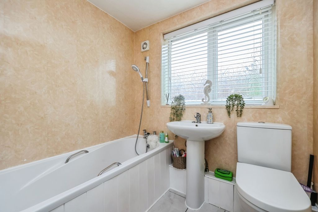 Property photo 3 of 7 Bathroom