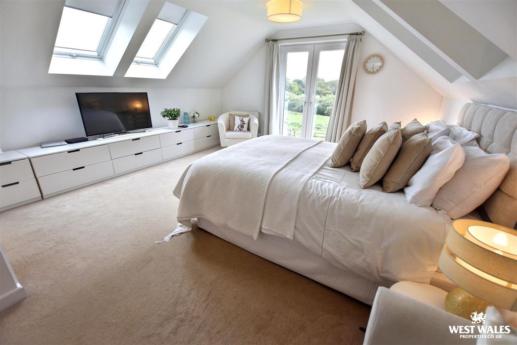 Property photo 3 of 33 24 (2).Jpg