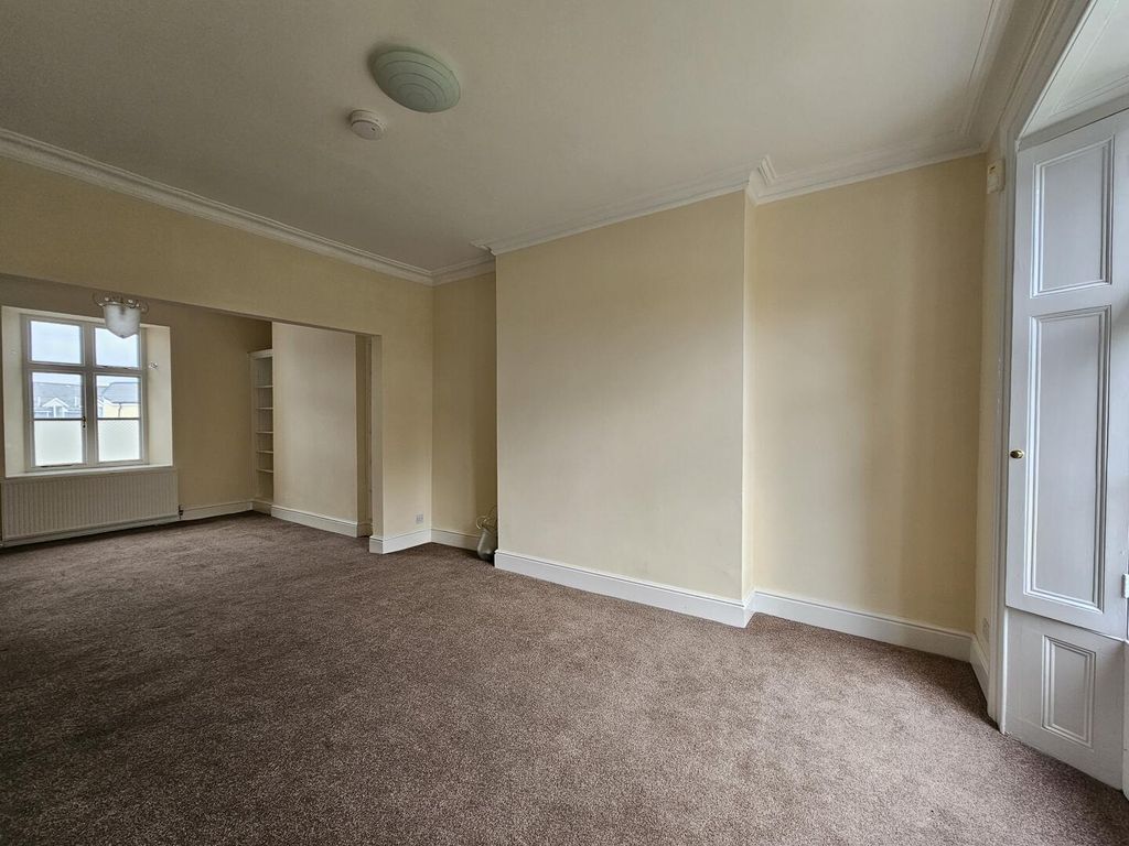Property photo 1 of 5 Living Room