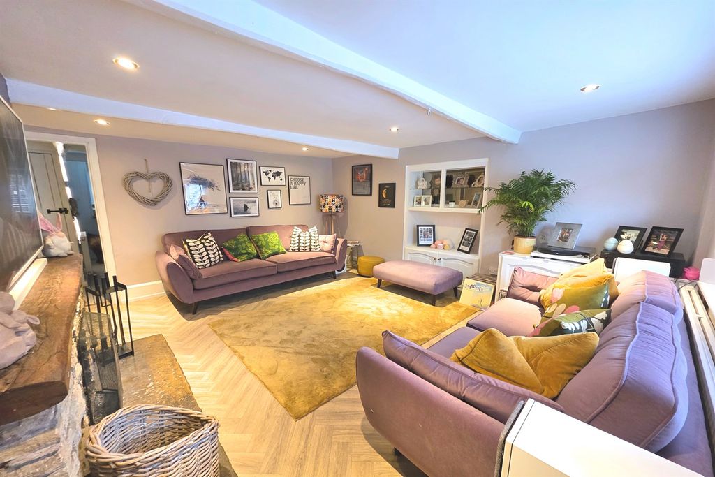 Property photo 2 of 11 Lounge