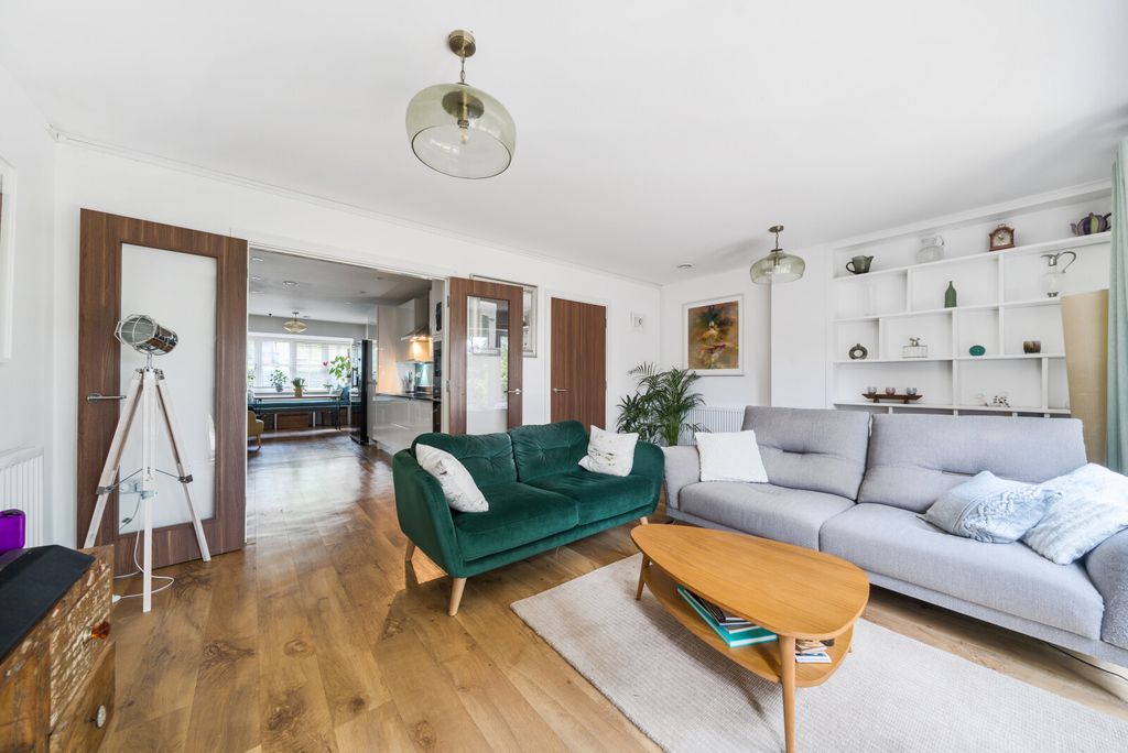 Property photo 3 of 19 1296986-1-6835Cf1...