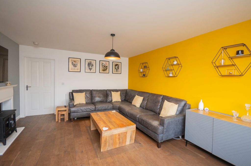 Property photo 2 of 22 Lounge