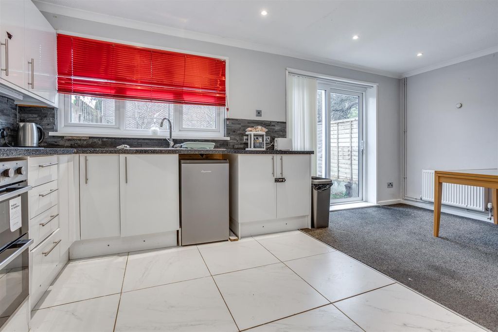 Property photo 3 of 28 Morcombe-20.Jpg