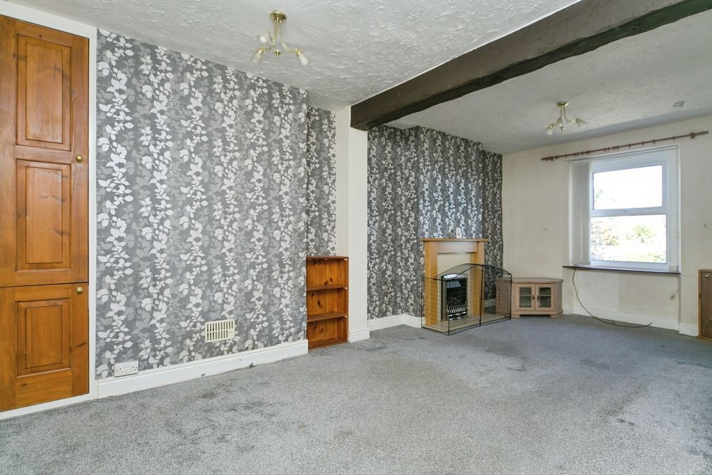 Property photo 3 of 18 Living Room