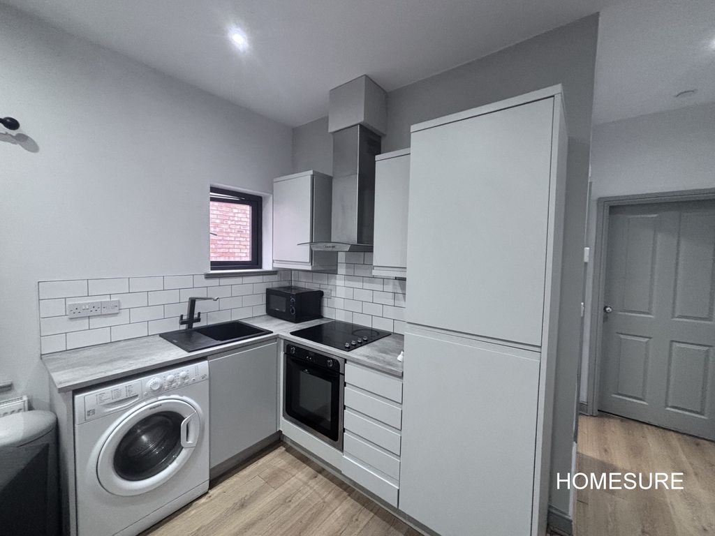 Property photo 3 of 6 8 York Street - Kitchen