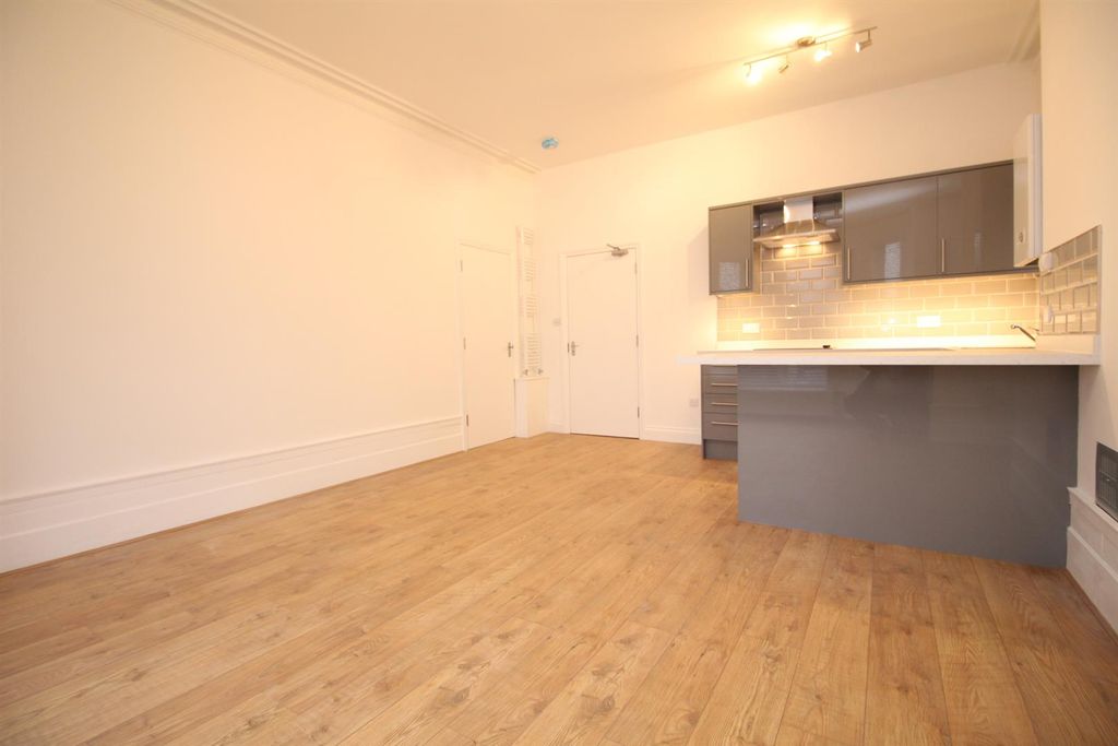 Property photo 3 of 9 Flat 6, 13 Canterbury Road Lounge3.Jpg