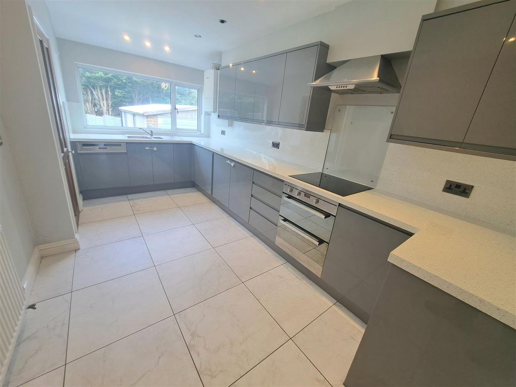 Property photo 2 of 10 Kitchen