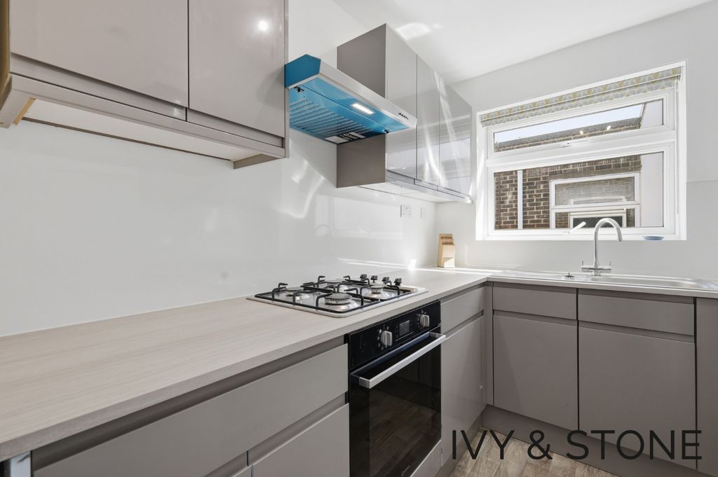 Property photo 1 of 17 5063571