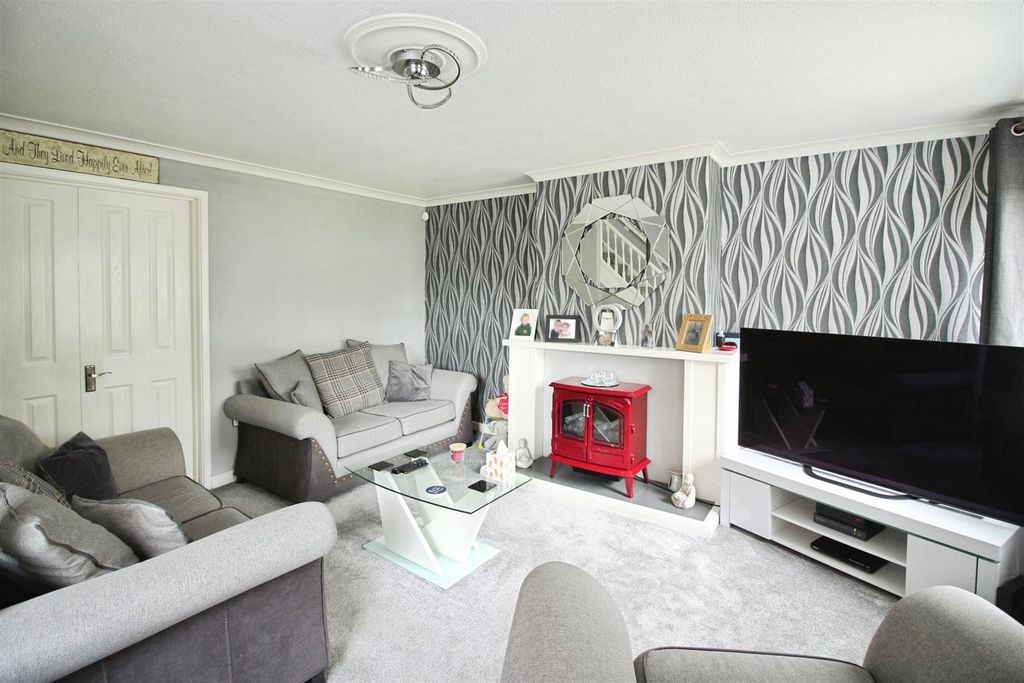 Property photo 2 of 11 Lounge