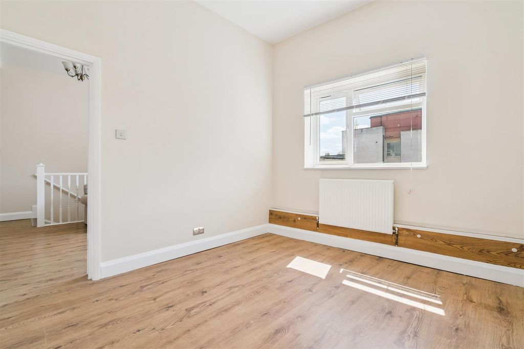 Property photo 3 of 7 118c Mitcham Road Sw17 Bedroom 1B.Jpg