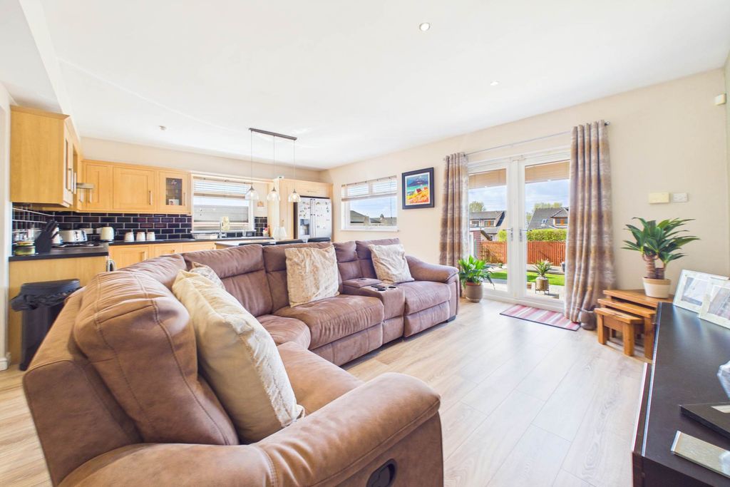 Property photo 3 of 32