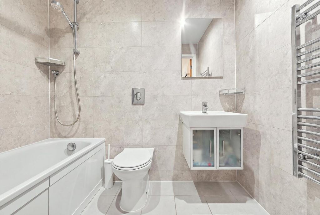 Property photo 2 of 14 Bathroom