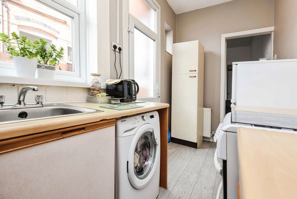 Property photo 3 of 17 Kitchen