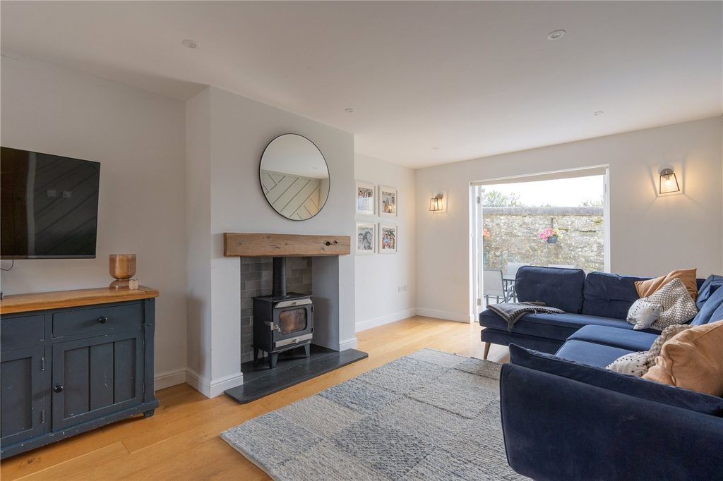 Property photo 3 of 32 Lounge