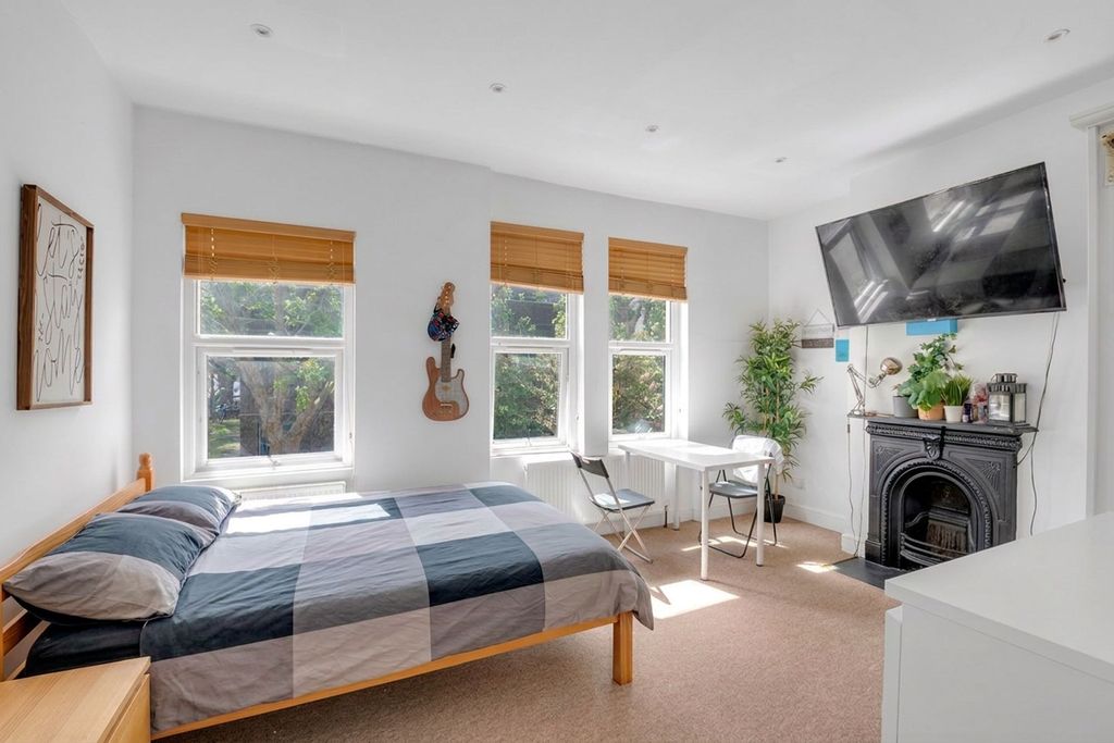 Property photo 3 of 7 Living Room