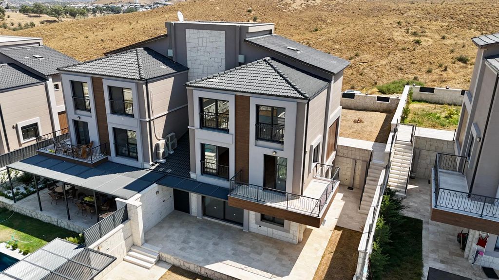 Property photo 3 of 28