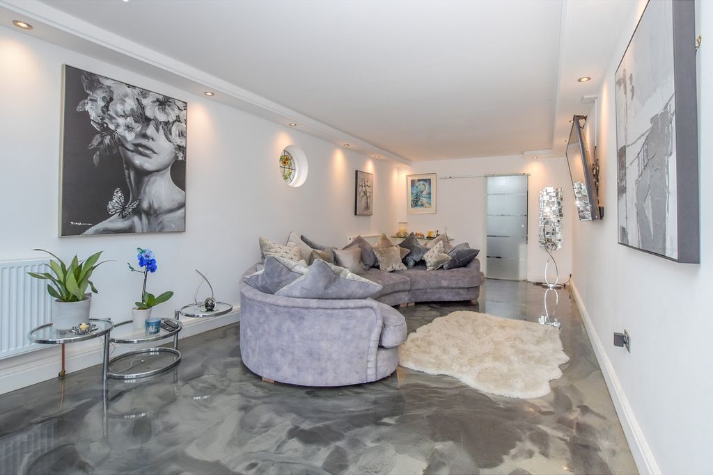 Property photo 3 of 35